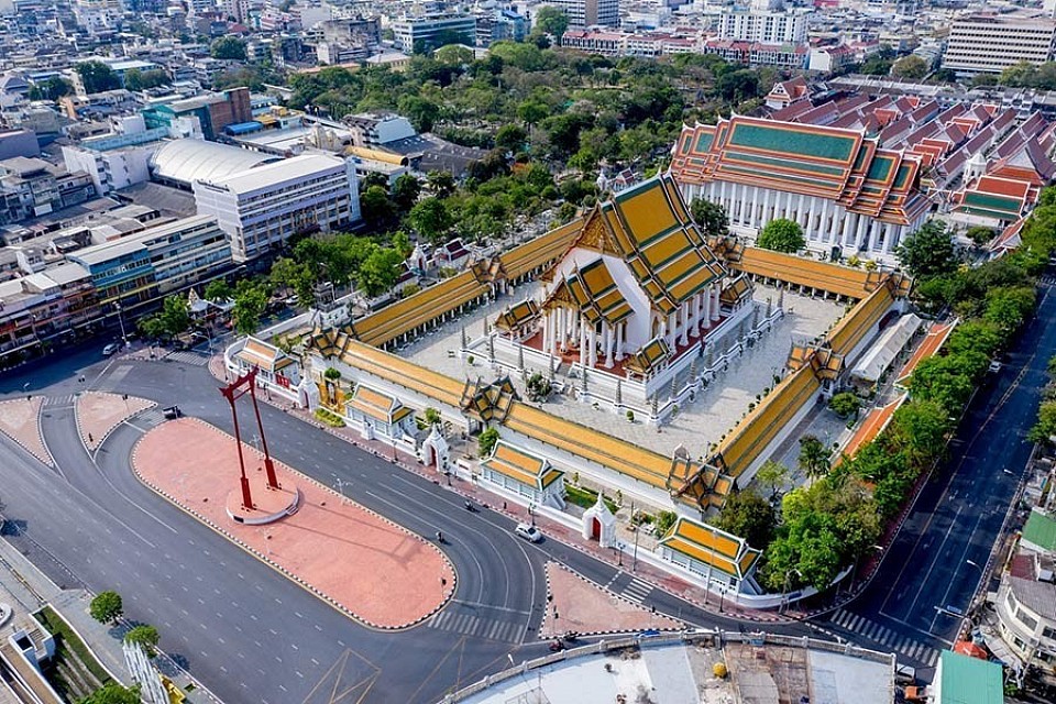 เสาชิงช้าวัดสุทัศนเทพวราราม ราชวรมหาวิหาร, กรุงเทพฯ สถานที่สวยงามในกทม. “ไหว้พระวัดสุทัศน์ วิสัยทัศน์กว้างไกล มีเสน่ห์แก่บุคคลทั่วไป” วัดสุทัศนเทพวราราม ราชวรมหาวิหาร หรือ วัดสุทัศน์ เป็นพระอารามหลวงชั้นเอก ชนิดราชวรมหาวิหาร และยังเป็นวัดประจำรัชกาลที่ 8 ตั้งอยู่ในเขตพระนครใน โดยมีเสาชิงช้า ที่เป็นเอกลักษณ์อยู่หน้าวัด ใครที่มาวัดสุทัศน์ต้องไปสักการะพระศรีศากยมุนี ซึ่งเป็นพระประธานสำริดขนาดใหญ่ในพระวิหารหลวง และเยี่ยมชมพระอุโบสถที่ยาวที่สุดในประเทศไทย โดยภายในพระอุโบสถมีพระประธาน คือ พระพุทธตรีโลกเชษฐ์ ซึ่งเป็นพระพุทธรูปปางมารวิชัย และพระอสีติมหาสาวก 80 องค์ ที่นั่งพนมมือฟังพระบรมพุทโธวาทเบื้องพระพักตร์องค์พระสัมมาสัมพุทธเจ้า บริเวณรอบๆ พระวิหารและพระอุโบสถมีเครื่องศิลาจีนต่างๆ ไม่ว่าจะเป็นเก๋งจีน ตุ๊กตาจีน สัตว์ในหิมพานต์ และสัตว์ในเทพนิยายจีน ไหว้พระเสร็จก็มาเดินชมความสวยงามรอบๆ วัดได้เลย